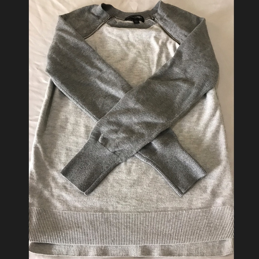 Banana Republic grey sweater (XS)